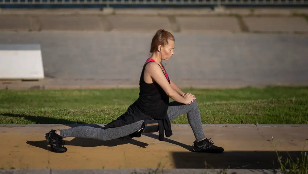 Una mujer hace ejercicio en el parque, en Sevilla (Andalucía, España