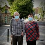 Emilio López y Josefa Heras pasean por el Paseo de la Chopera, en Madrid