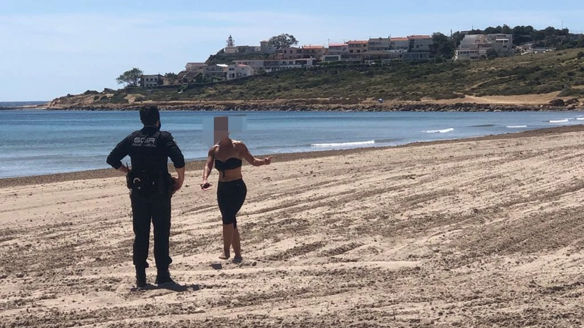 Coronavirus.- Personas jugando a voleibol, bañándose y surfeando, entre las 51 actas registradas el viernes en Alicante