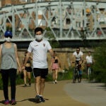 Varios adultos pasean y hacen ejercicio junto al río Segura, en el primer día en que el Gobierno permite salir a hacer deporte de forma individual y pasear con otra persona con la que se conviva, a determinadas horas