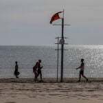 Deportistas en la playa de la Malvarrosa el primer día de salida en Valencia tras 48 días en casa por el coronavirus, en que los adultos pueden salir a pasear y a hacer deporte, en Valencia