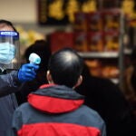 Control de temperatura a un trabajador de un supermeracdo en Londres