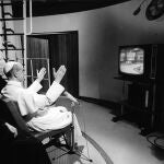 El Papa Pablo VI viendo la llegada del hombre a la Luna