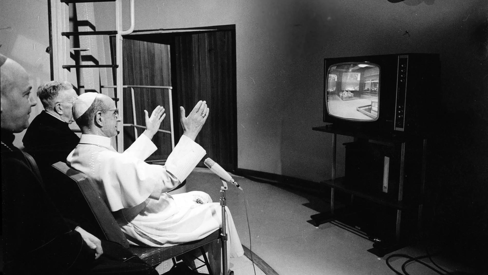 El Papa Pablo VI viendo la llegada del hombre a la Luna