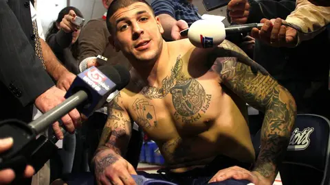 Aaron Hernández, en uno de los encuentros de con la Prensa, tras un partido de la NFL