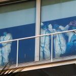 Sanitarios del Hospital del Mar bromean con la gente en el paseo marítimo de Barcelona