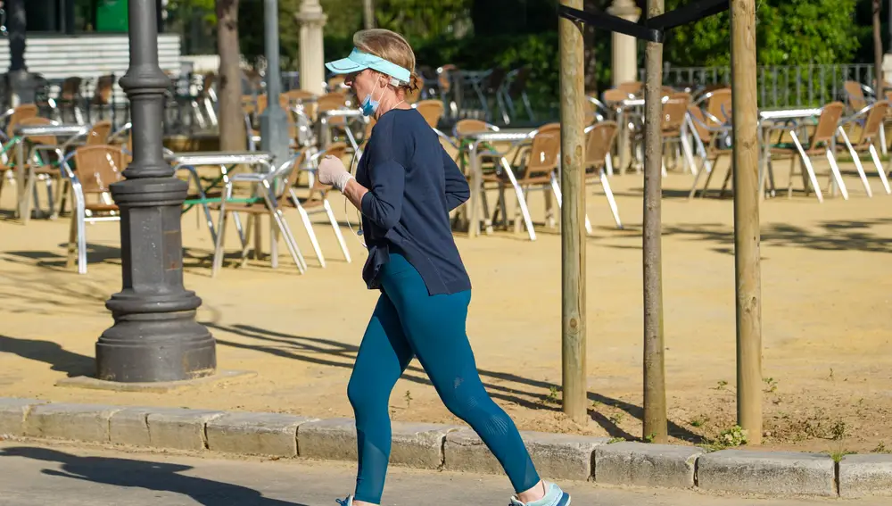 Una mujer practicando deporte en el Parque de María Luisa