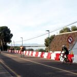 Cientos de aficionados al ciclismo disfrutan, en las carreteras cercanas de Valencia, del segundo día de práctica de deporte individual en su franja horaria permitida durante el quincuagésimo día del estado de alarma.