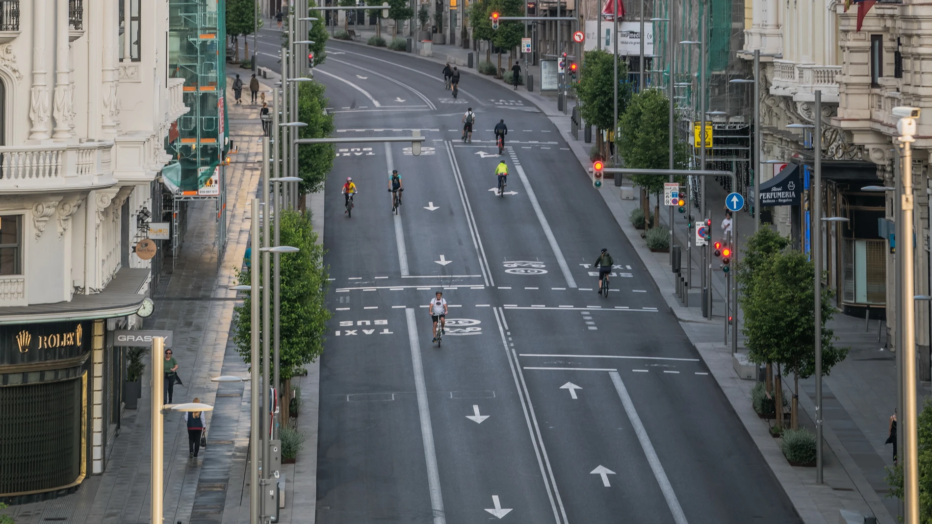 Una imagen de la Gran Vía madrileña ayer con un grupo de ciclistas
