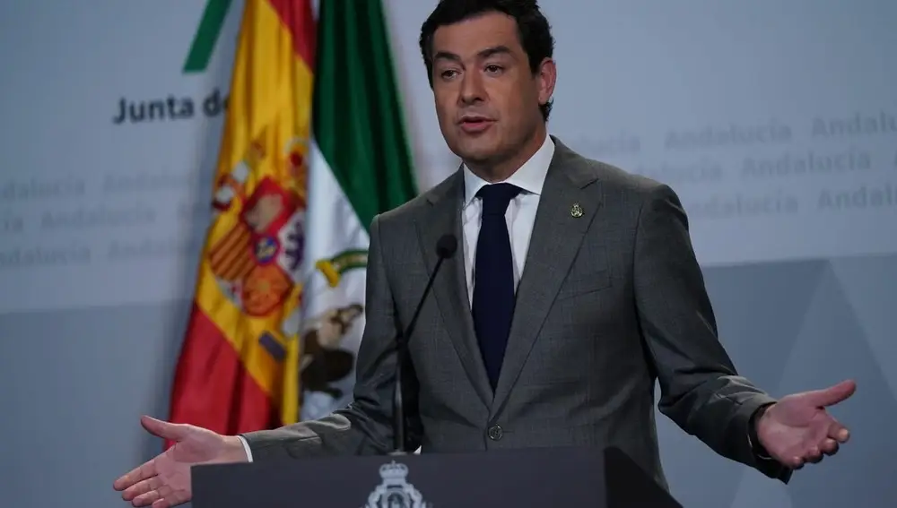 El remozado escudo en el atril de Juanma Moreno