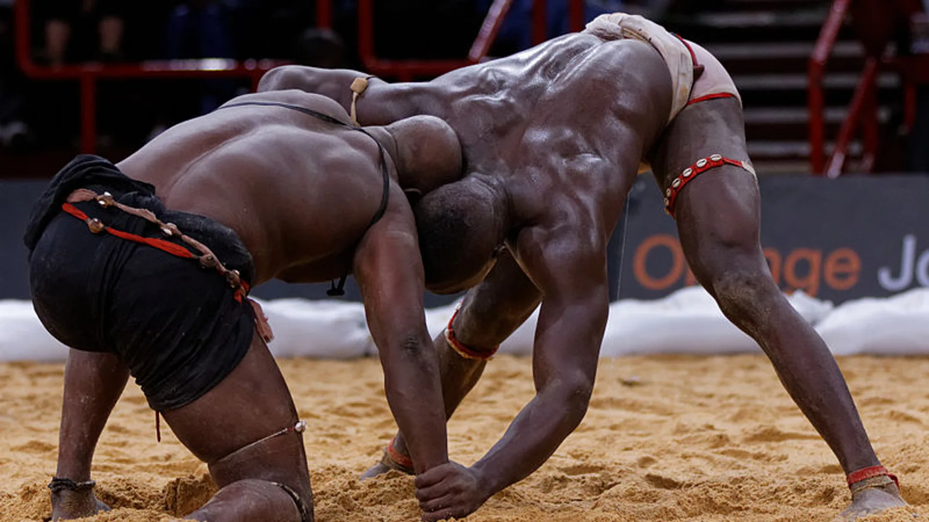Una escena de lucha senegalesa en el Demba Diop.