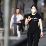 El vidrio de las pantallas de los móviles es un material en el que el virus puede sobrevivir varias semanas.