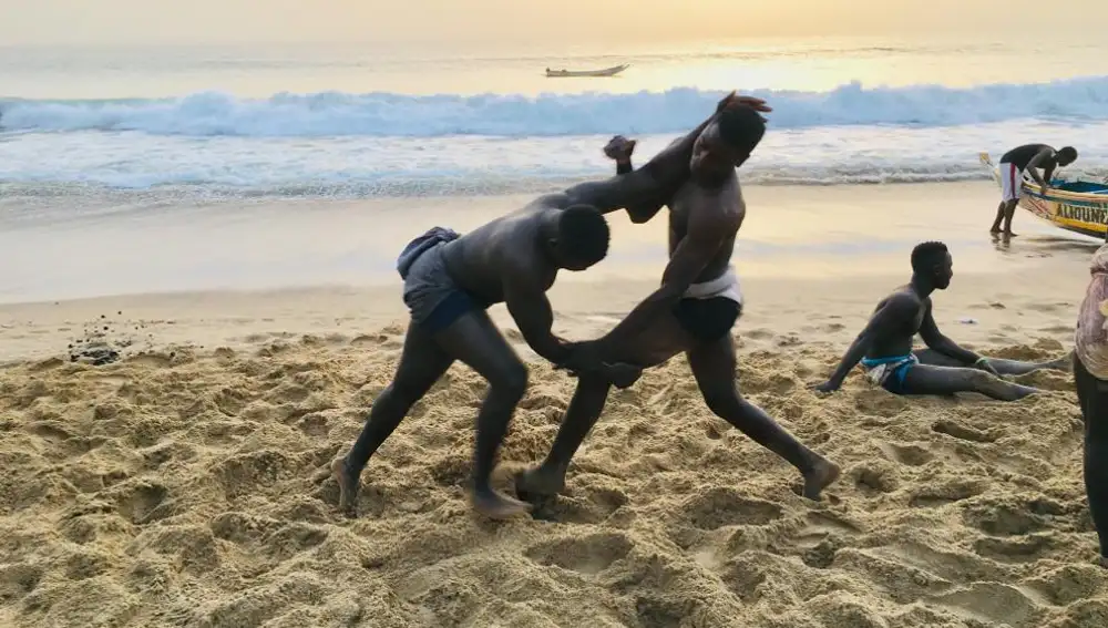 Dos combatientes practicando en una playa de Dakar.