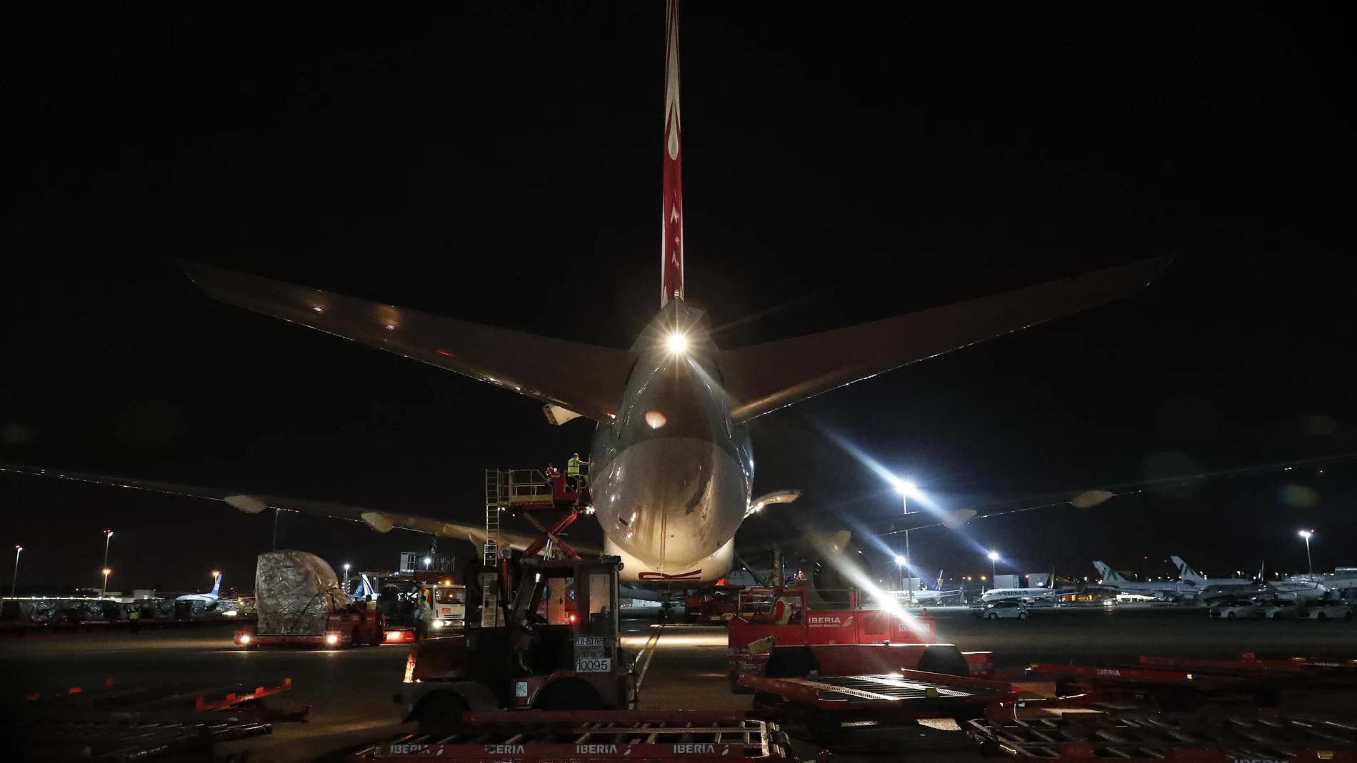 Un avión con material sanitario llega al aeropuerto de Madrid
