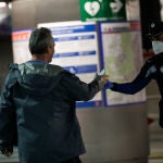 Agentes de la Policía Municipal de Madrid reparten mascarillas a los viajeros en la estación de metro de Sol