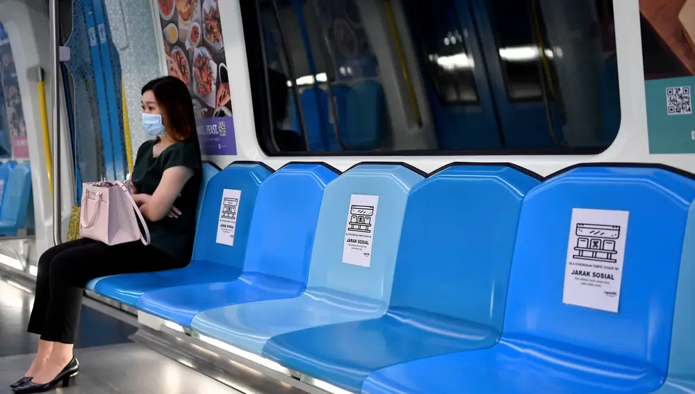 Mascarillas y asientos de distancia, las nuevas medidas de restricción para usar el transporte público en Kuala Lumpur