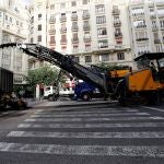 Las primeras obras para la peatonalización de la plaza del Ayuntamiento de Valencia comenzaron este lunes con la retirada del asfalto y los semáforos en varios lugares