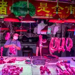 Un puesto de carne del mercado humedo de Guangzhou en China
