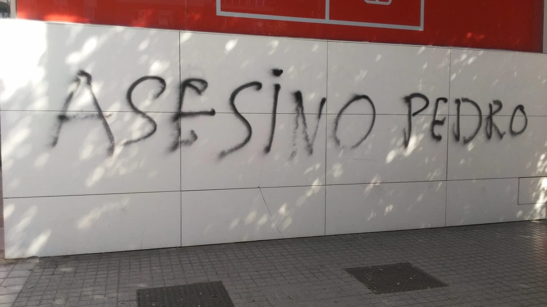 Córdoba.- La Policía Nacional investiga las pintadas de 'Asesino Pedro' en la fachada de la sede del PSOE