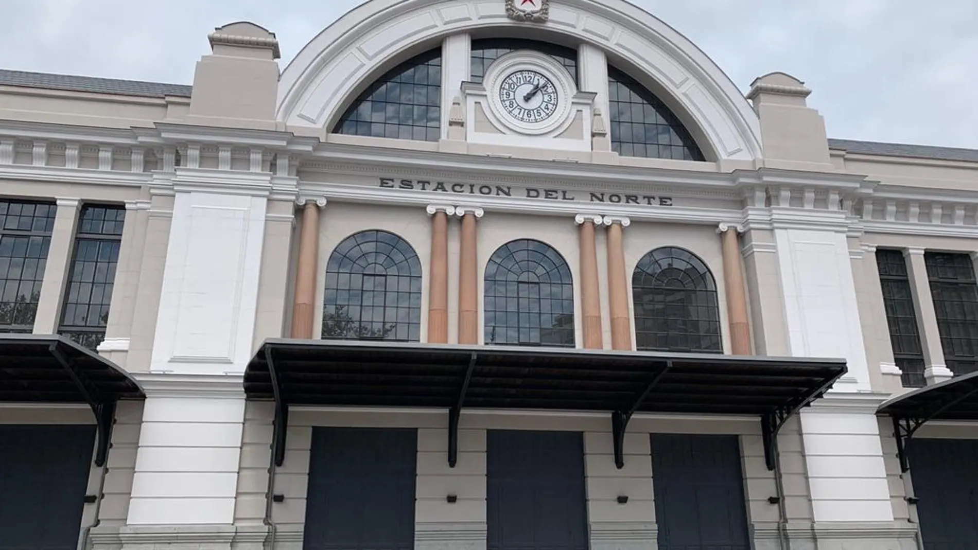La Estación de Príncipe Pío, cuyas fachadas, cubiertas y cúpulas han sido rehabilitadas, cuenta con un teatro
