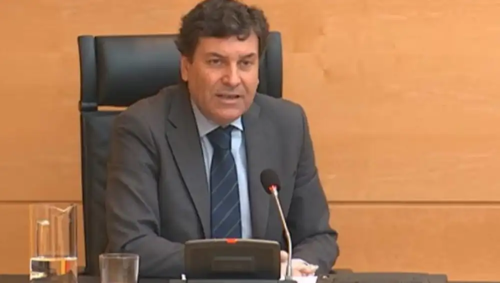 El consejero de Economía y Hacienda, Carlos Fernández Carriedo, comparece en las Cortes para dar cuenta de su gestión