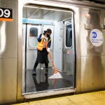 Una trabajadora de limpieza friega el suelo de un vagón vacío