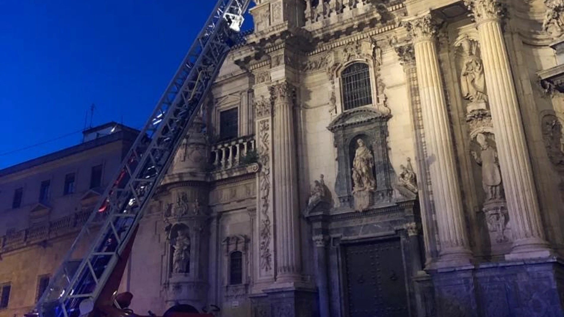 Los bomberos revisaron el resto de la fachada de la Catedral de Murcia para evitar más desprendimientos