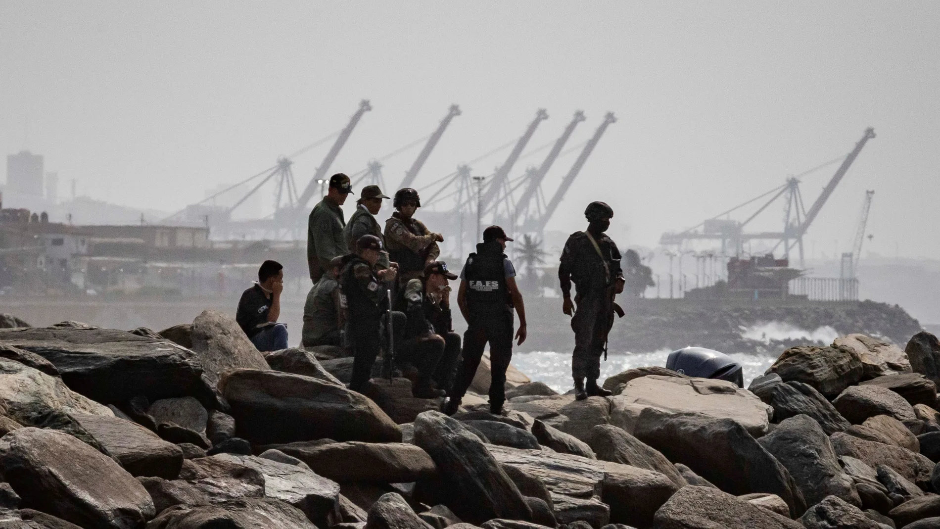 Elementos de seguridad patrullan la costa donde se registró un enfrentamiento el domingo, en Macuto, La Guaira