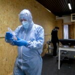 Un sanitario en Bélgica tras realizar un test del coronavirus a un paciente