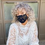 Las marcas de moda se unen a crear mascarillas.