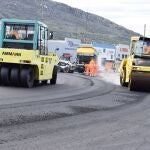 Máquinas trabajan en la construcción de una carretera