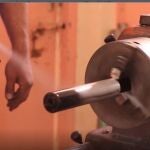 Proceso de fabricación de silenciadores en un taller clandestino. Captura de un vídeo de Isis