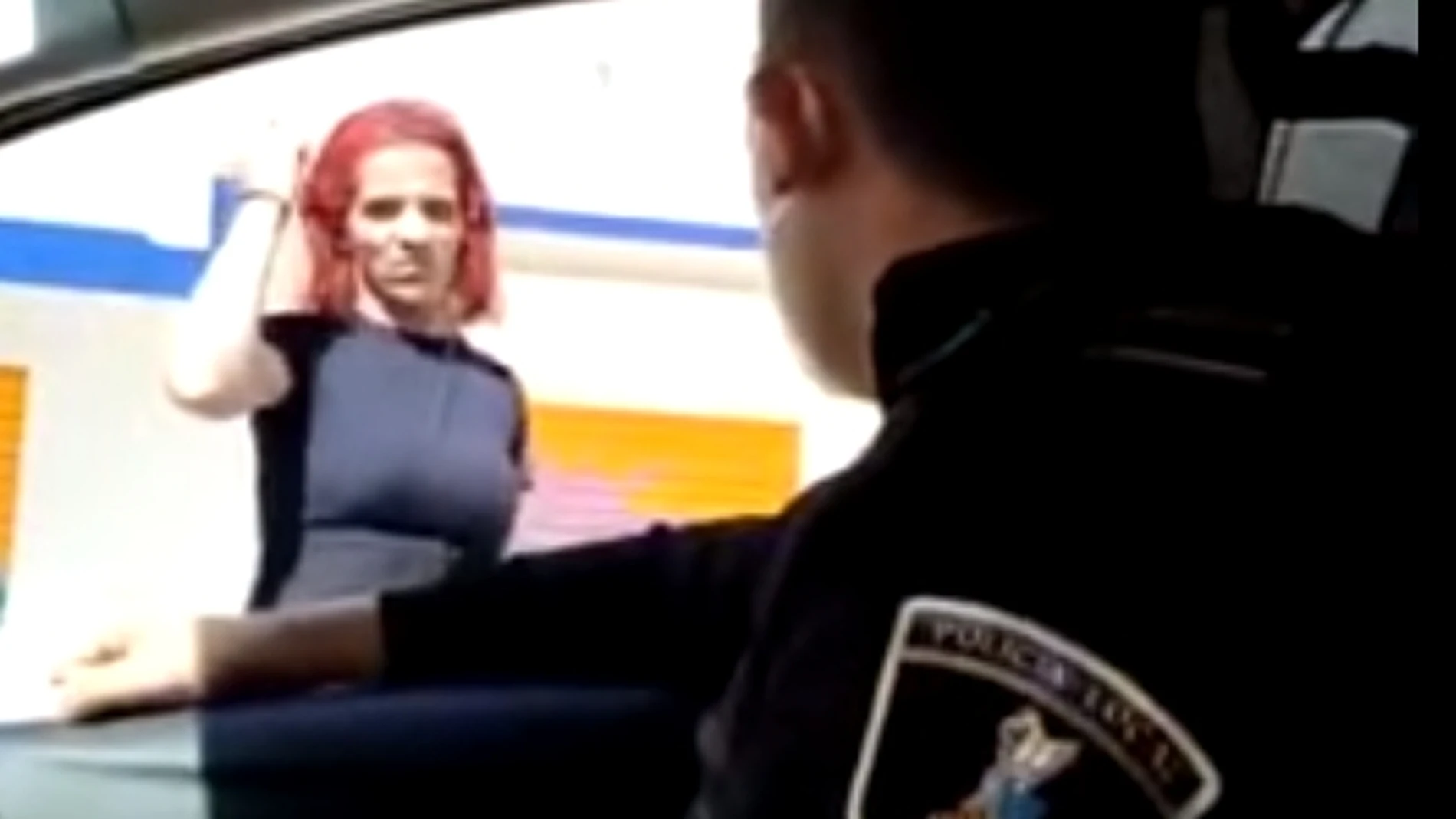 Imagen del vídeo grabado por el compañero del agente en el que se recogen los exabruptos que profirió el agente contra la mujer