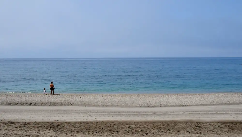 La playa del Zapillo, en Almería capital, prácticamente desierta