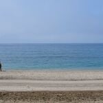 La playa del Zapillo, en Almería capital, prácticamente desierta