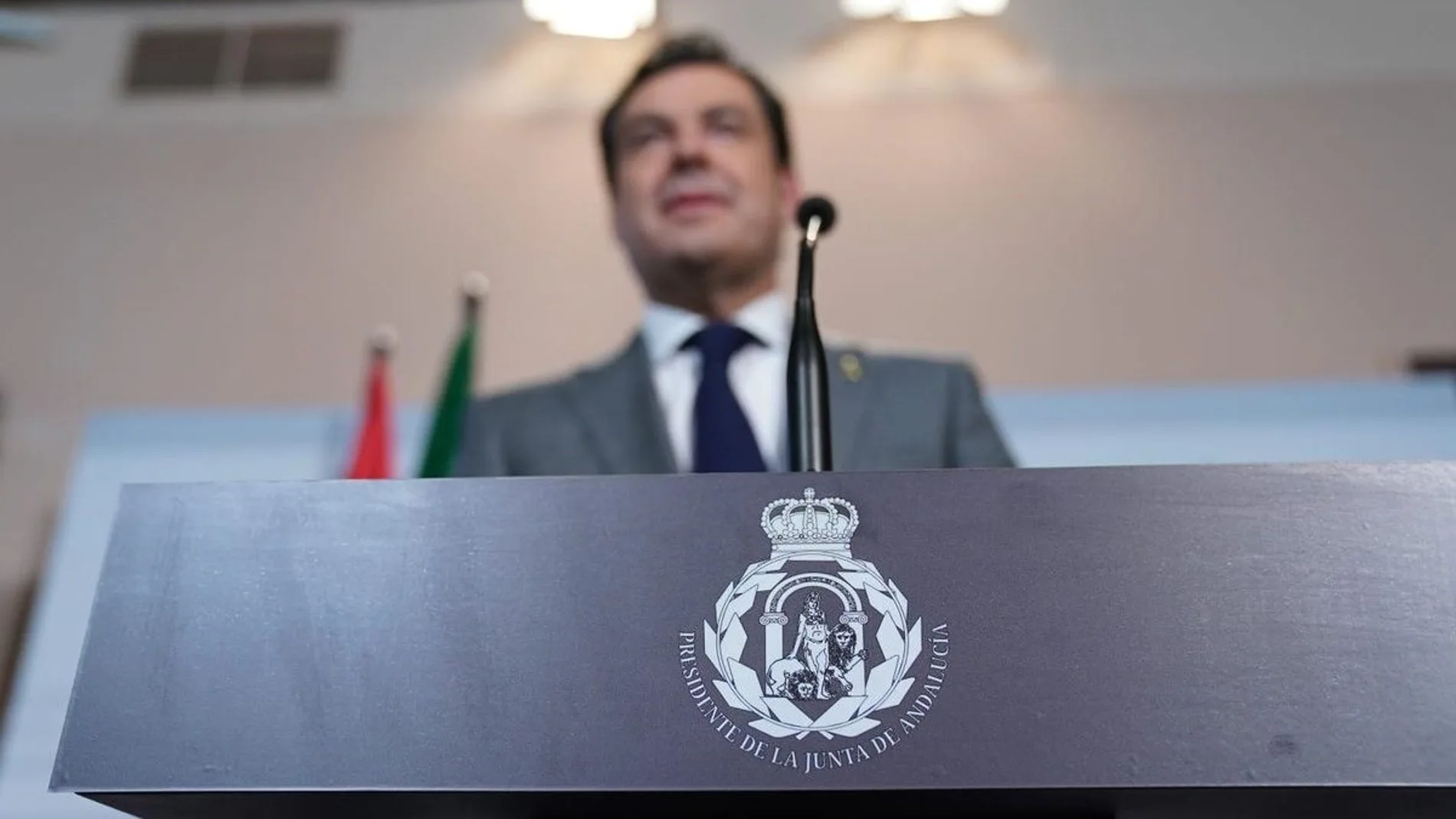 Escudo que aparecía en el atril ante el que el presidente de la Junta de Andalucía, Juanma Moreno, compareció el domingo 3 de mayo en rueda de prensa no presencial.