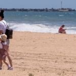 Varias personas pasean por la playa de Punta Umbría (Huelva).EFE/Julián Pérez