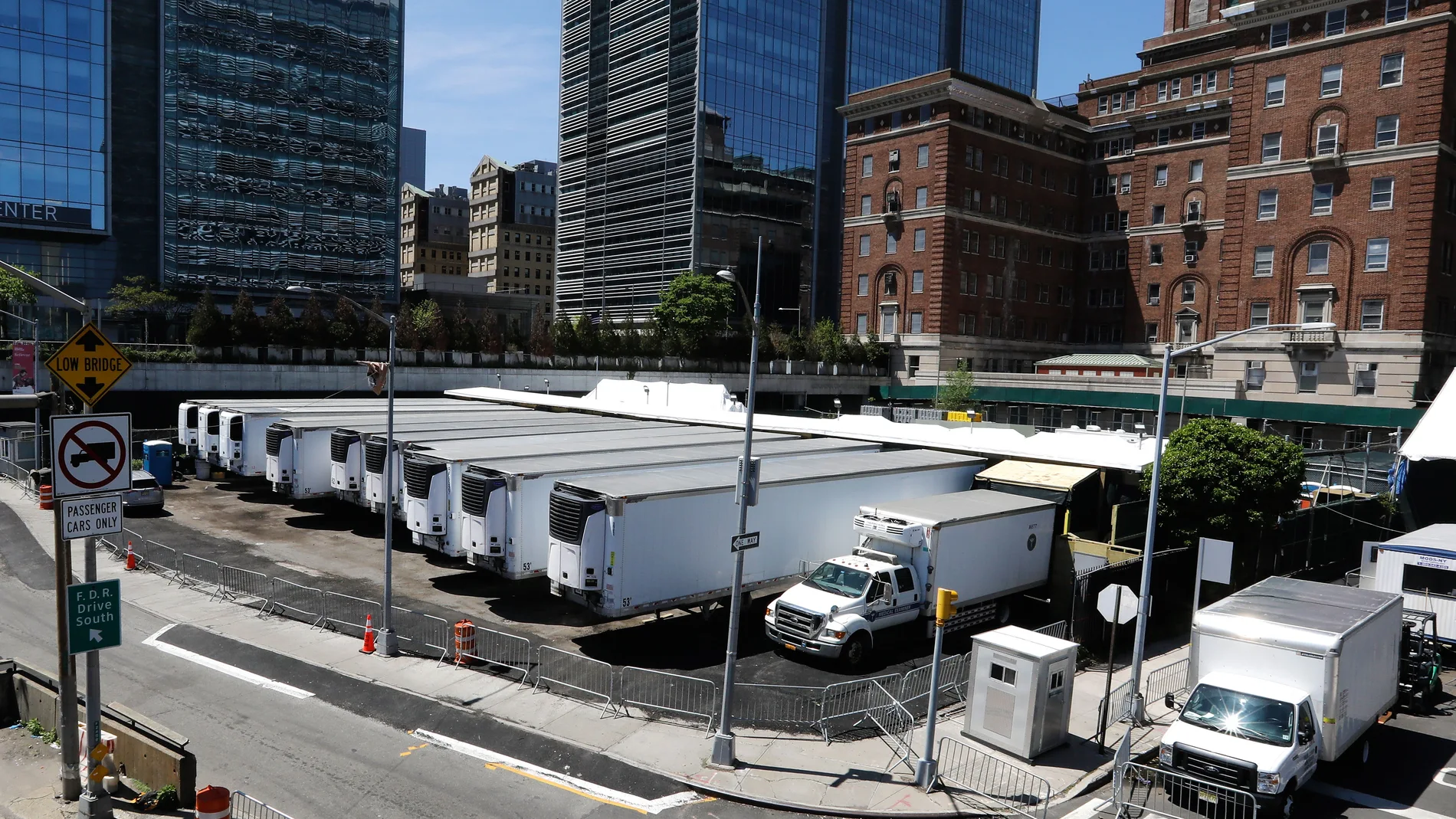 Camiones frigorífico instalados junto a un centro hospitalario de Nueva York como morgue provisional para las víctimas del coronavirus