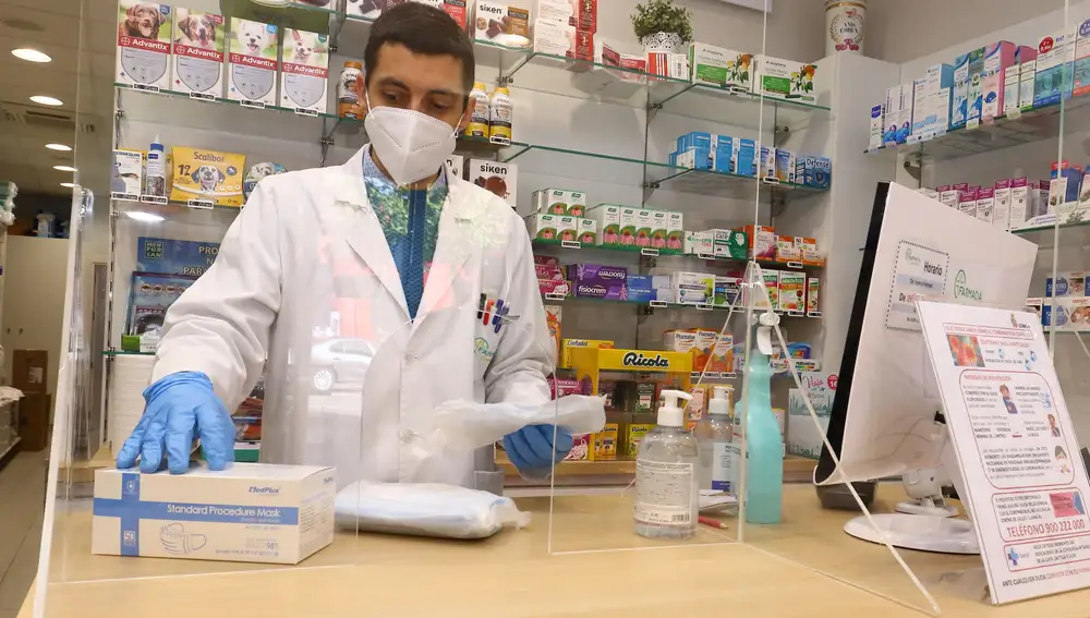 Un farmacéutico de Ponferrada durante una jornada de trabajo en estos tiempos de pandemia