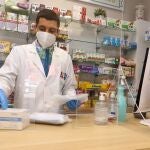 Un farmacéutico de Ponferrada durante una jornada de trabajo en estos tiempos de pandemia