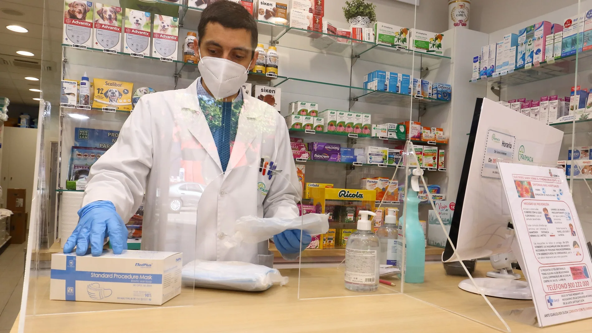 Un farmacéutico de Ponferrada durante una jornada de trabajo en estos tiempos de pandemia