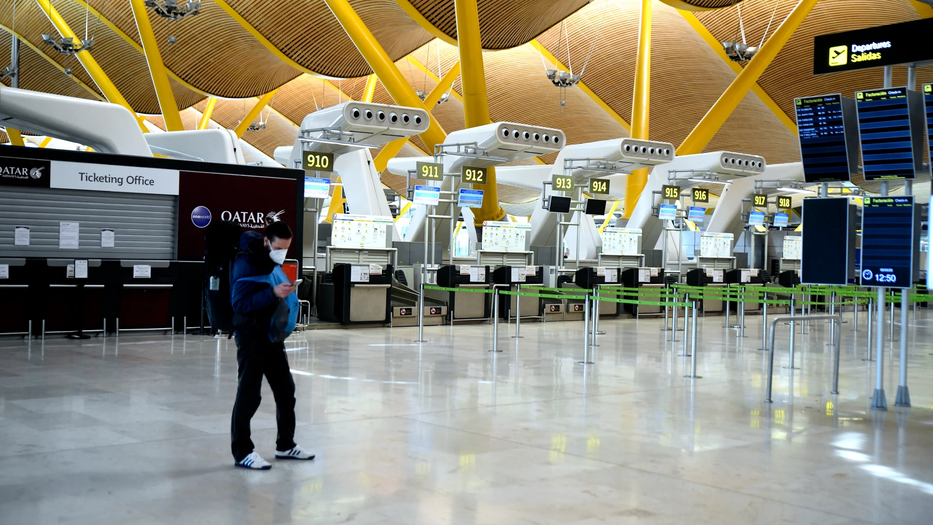 Empresarios plantean que los aeropuertos ofrezcan test rápidos a los turistas que lleguen a España