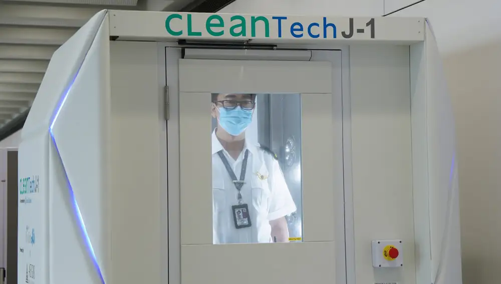 Cabina desinfectante en el aeropuerto de Hong Kong