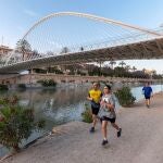 Varias personas hacen ejercicio en el paseo de Murcia Río