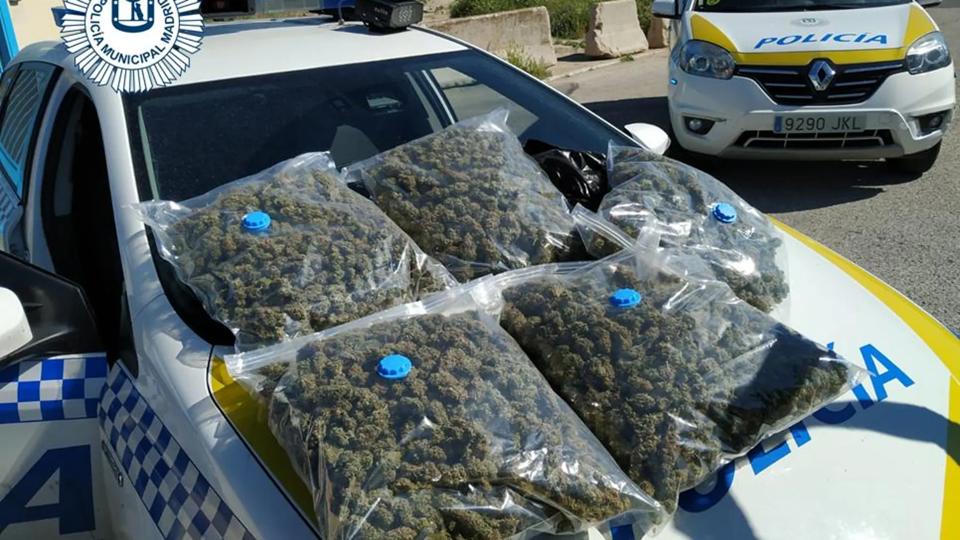 Cinco bolsas de marihuana interceptadas recientemente en un control en Villaverde, Madrid, por la Policía Municipal