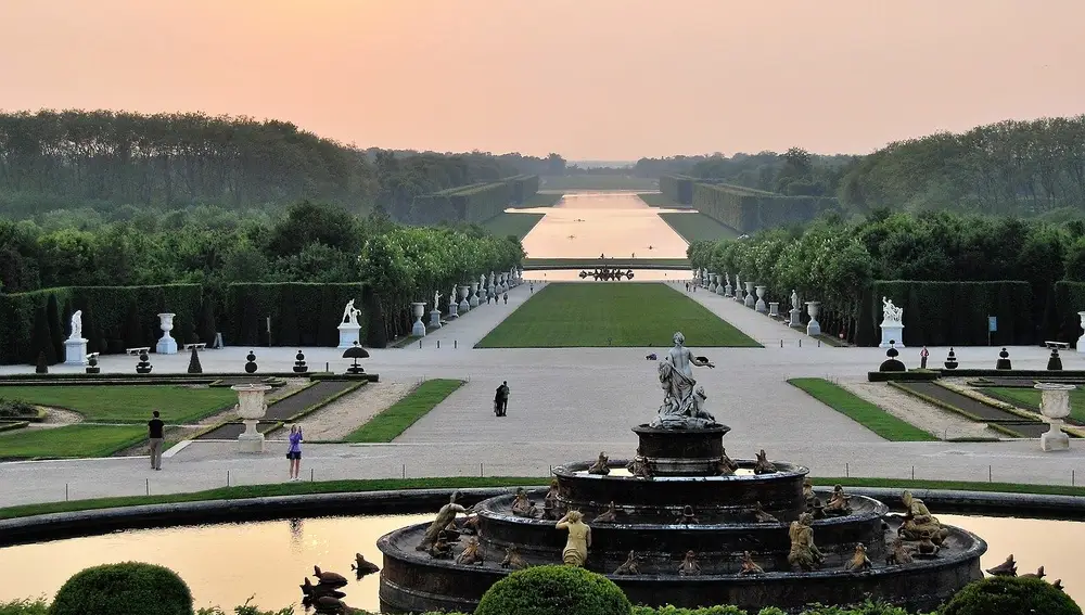 Cada detalle de Versalles fue diseñado a conciencia. Incluso los jardines se crearon para incitar a la circulación de los paseantes y que no se quedasen quietos demasiado tiempo.