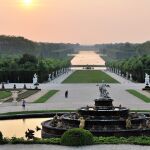 Cada detalle de Versalles fue diseñado a conciencia. Incluso los jardines se crearon para incitar a la circulación de los paseantes y que no se quedasen quietos demasiado tiempo.
