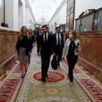 MADRID, 06/05/2020.- El líder del PP, Pablo Casado, llega este miércoles al Congreso, donde el presidente del Gobierno, Pedro Sánchez, cuenta con el apoyo confirmado a última hora por el PNV y Ciudadanos, lo que permitirá aprobar la cuarta prórroga del estado de alarma, un instrumento legal que el Ejecutivo considera imprescindible y sin alternativa para poder aplicar el plan de desescalada y vencer al coronavirus. Junto a él, entre otros, la portavoz del partido, Cayetana Álvarez de Toledo (i). EFE/J.J. Guillén POOL