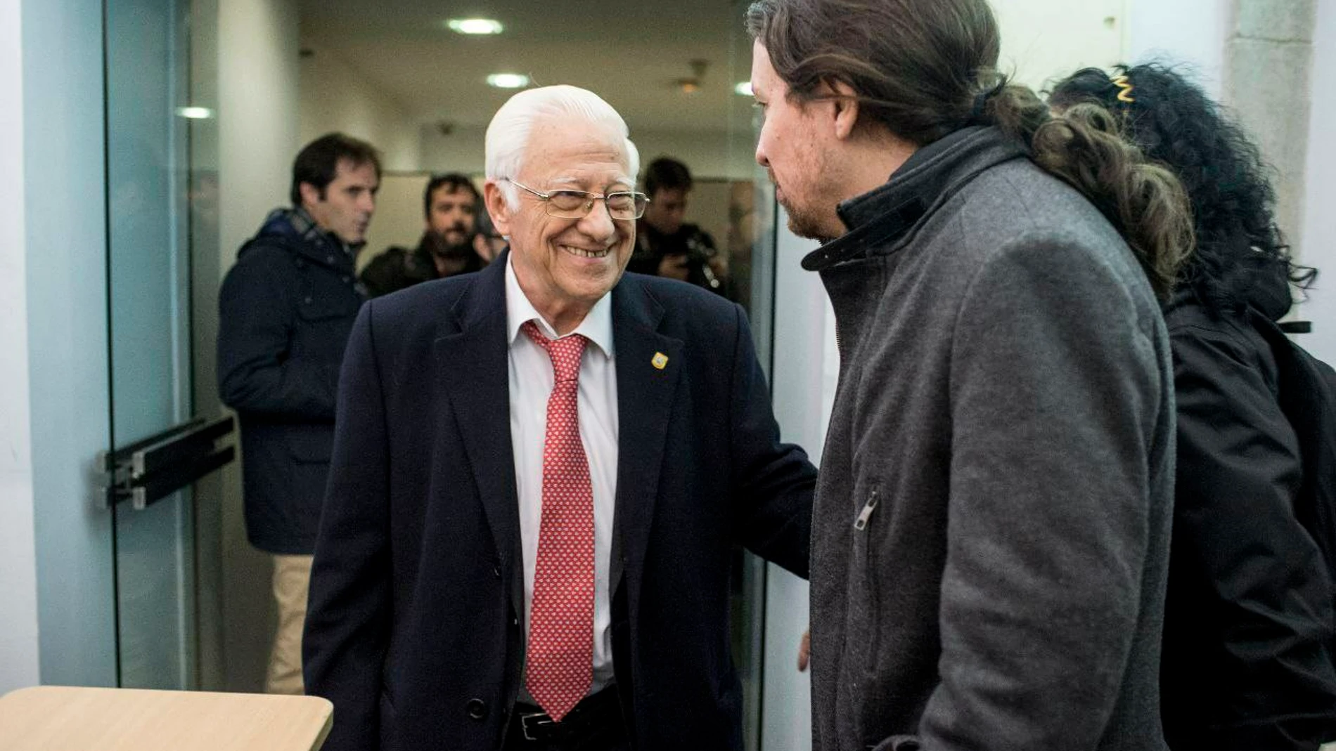El padre Ángel junto al vicepresidente segundo del Gobierno, Pablo Iglesias