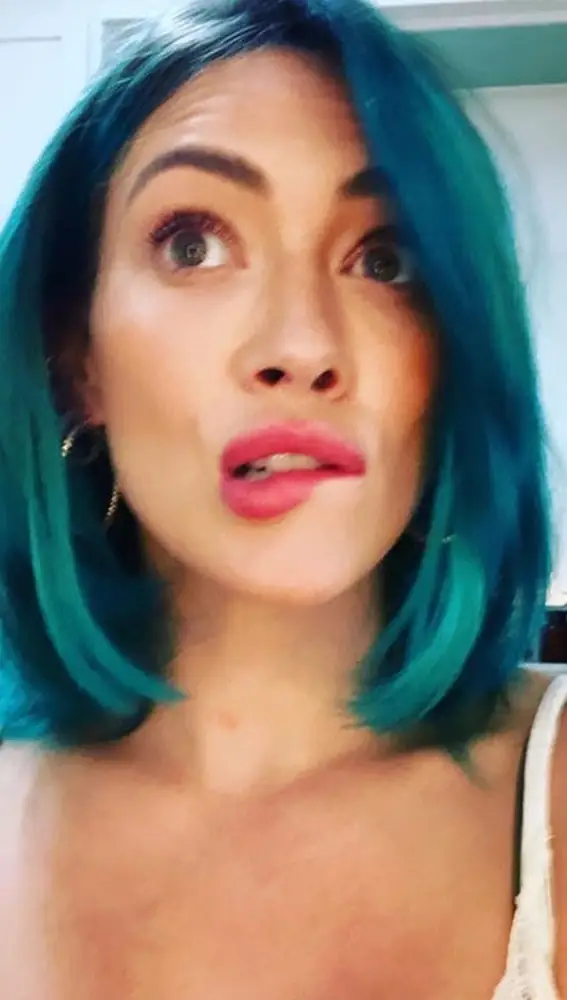 Hilary Duff en persona con su nuevo pelo azul